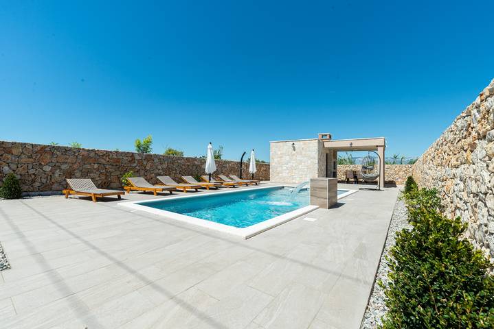 Villa für 6 Personen, mit Balkon und Whirlpool sowie Terrasse und Garten in Privlaka - 4