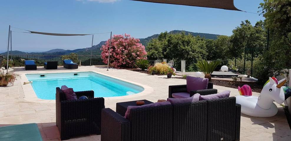 Appartement de vacances pour 4 personnes, avec piscine ainsi que vue et terrasse