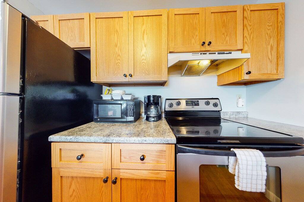 Ganze Wohnung, Inviting condo in quiet locale with partial lake views, balcony & grilling area in Gilford, Lake Winnipesaukee