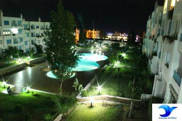 Gîte pour 4 personnes, avec vue ainsi que jardin et piscine dans Marina Smir