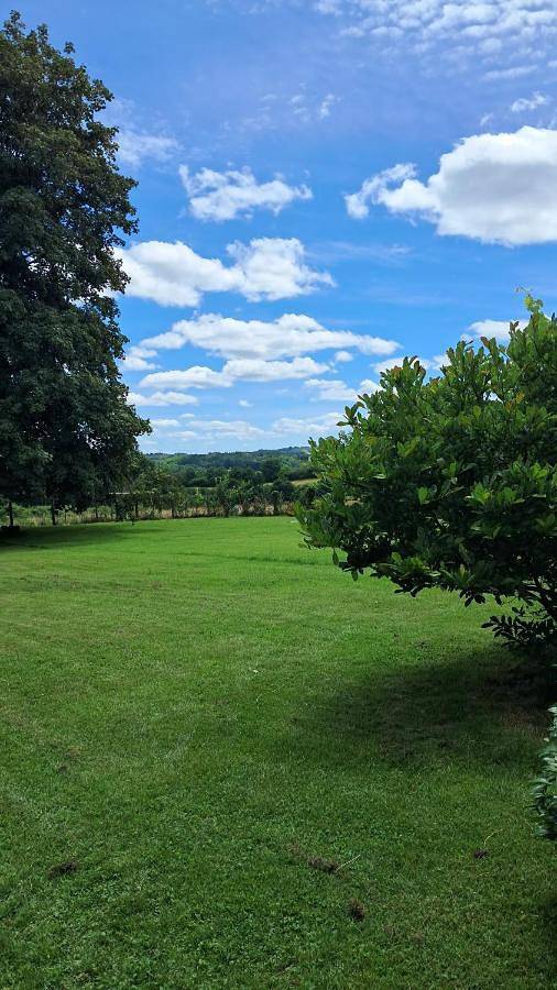 Location de vacances pour 2 personnes, avec piscine ainsi que jardin et vue, animaux acceptés à Condat-sur-Ganaveix - 3