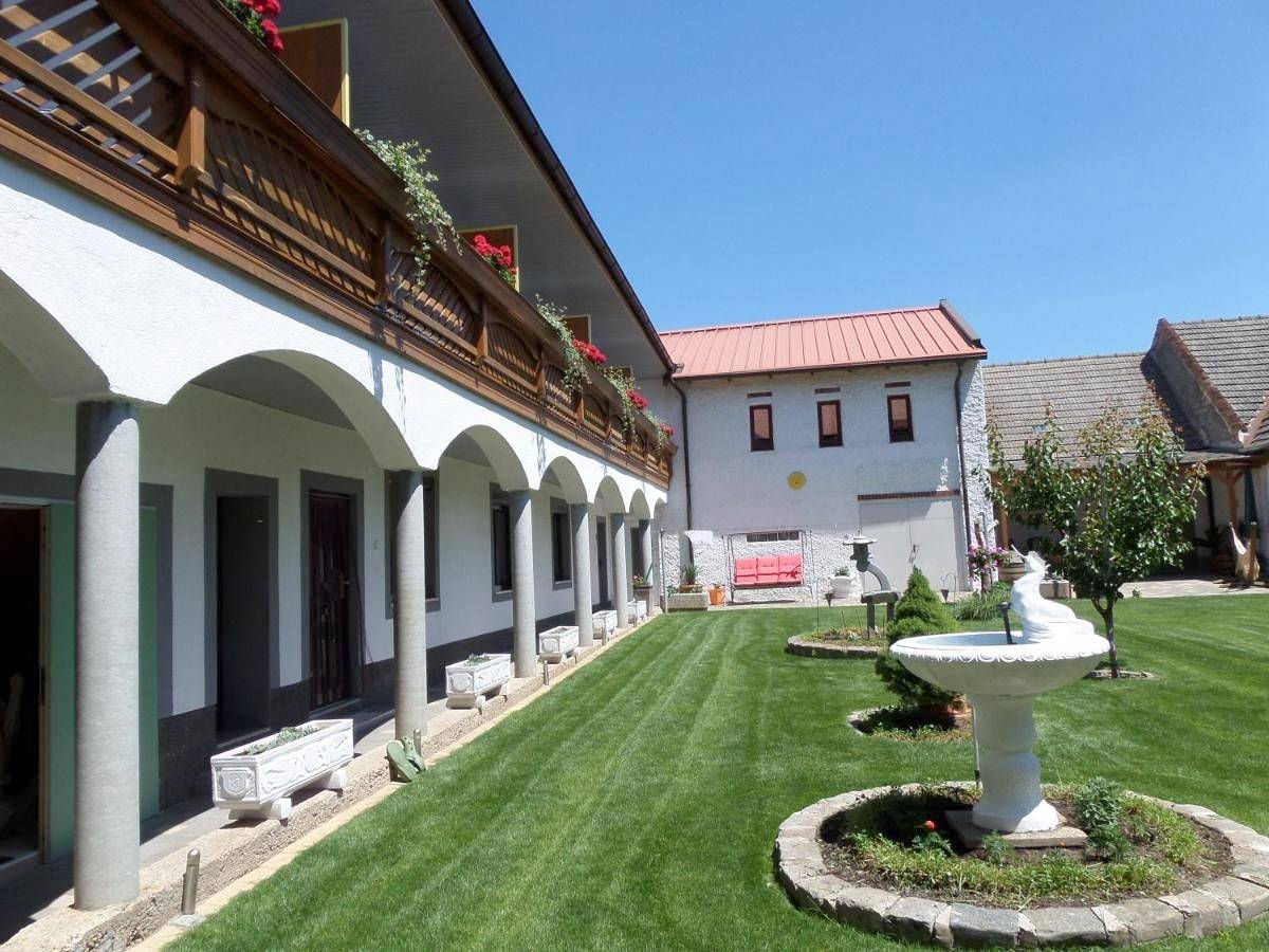 Gästehaus und Weinbau Zur Wiederkehr Strudler in Marktgemeinde Podersdorf am See, Neusiedlersee-Hügelland