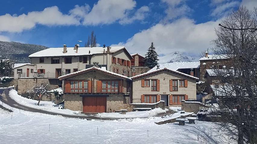 Casa rural con piscina para 6 personas, con piscina y jardín además de vistas y terraza en Ripollès - 4