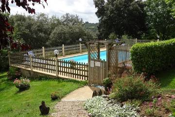 Gîte pour 3 personnes, avec jardin et piscine, animaux acceptés à Saint-Crépin-et-Carlucet
