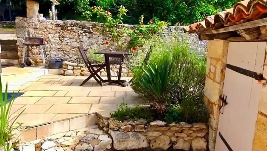 Gîte pour 4 personnes, avec vue ainsi que piscine et jardin, animaux acceptés à Sorges