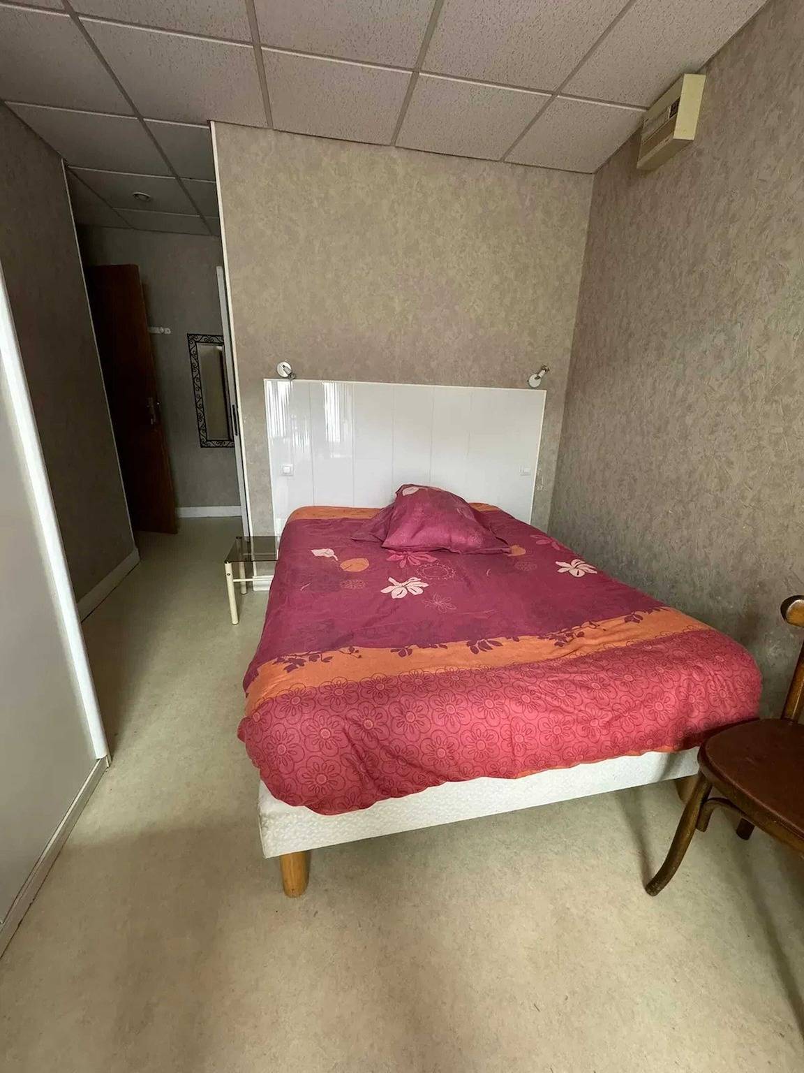 Entire studio, Comfortable Studio in Néris-les-Bains - 18 m² + Balcony in Néris-les-Bains, Montluçon region