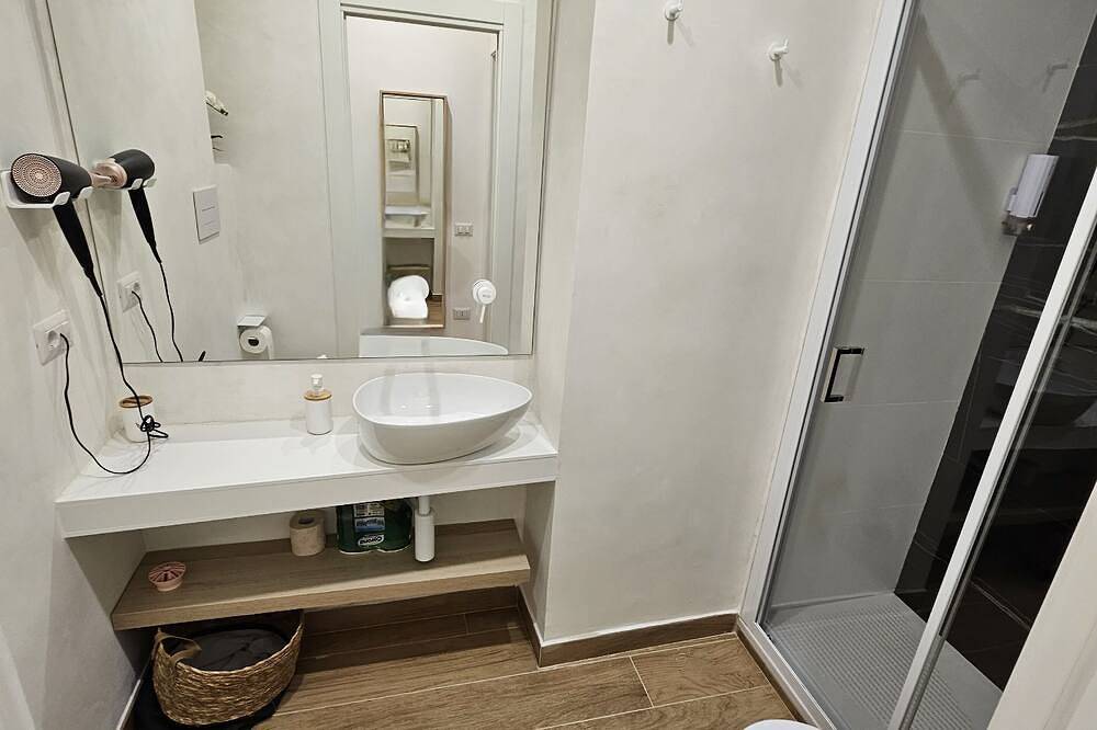 Ganze Wohnung, Palmhouse Salerno center with jacuzzi, separate entrance near Metro. in Salerno, Tyrrhenische Küste Kampanien