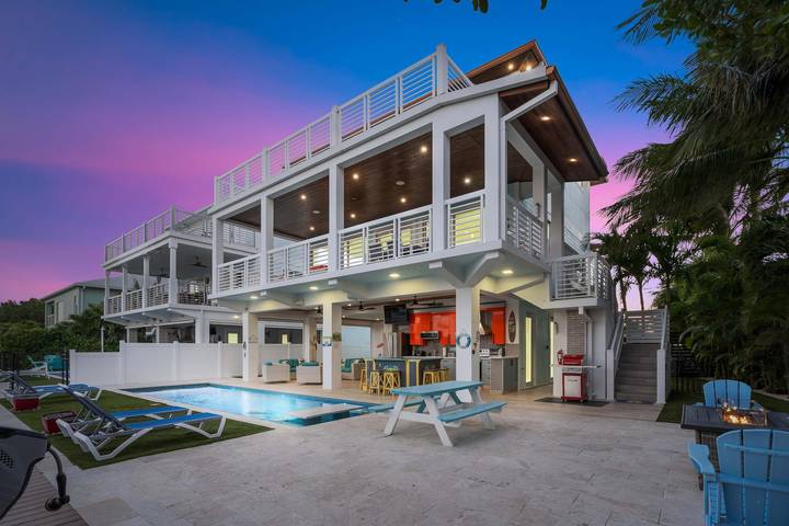 Vacation rental for 10 people, with lake view and terrace as well as yard in Marathon