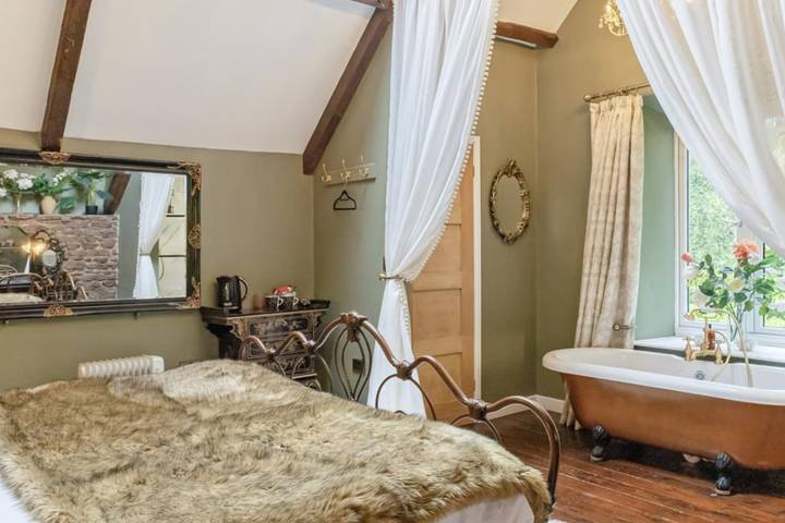 Holiday rental for 18 people, with Balcony and Hot tub as well as Terrace and Garden in Herefordshire