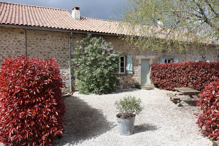 Gîte pour 4 personnes, avec piscine, adapté aux familles à La Chapelle-Montbrandeix - 2