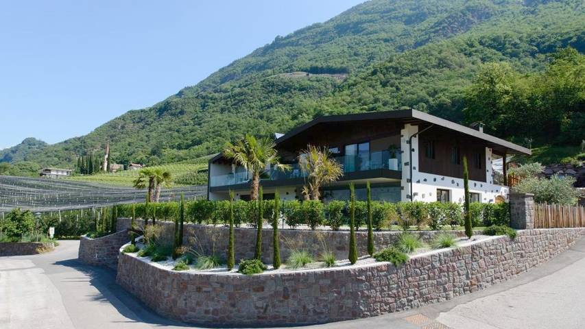 Gîte pour 3 personnes, avec Balcon et Terrasse ainsi que Jardin et Piscine à Rabbi
