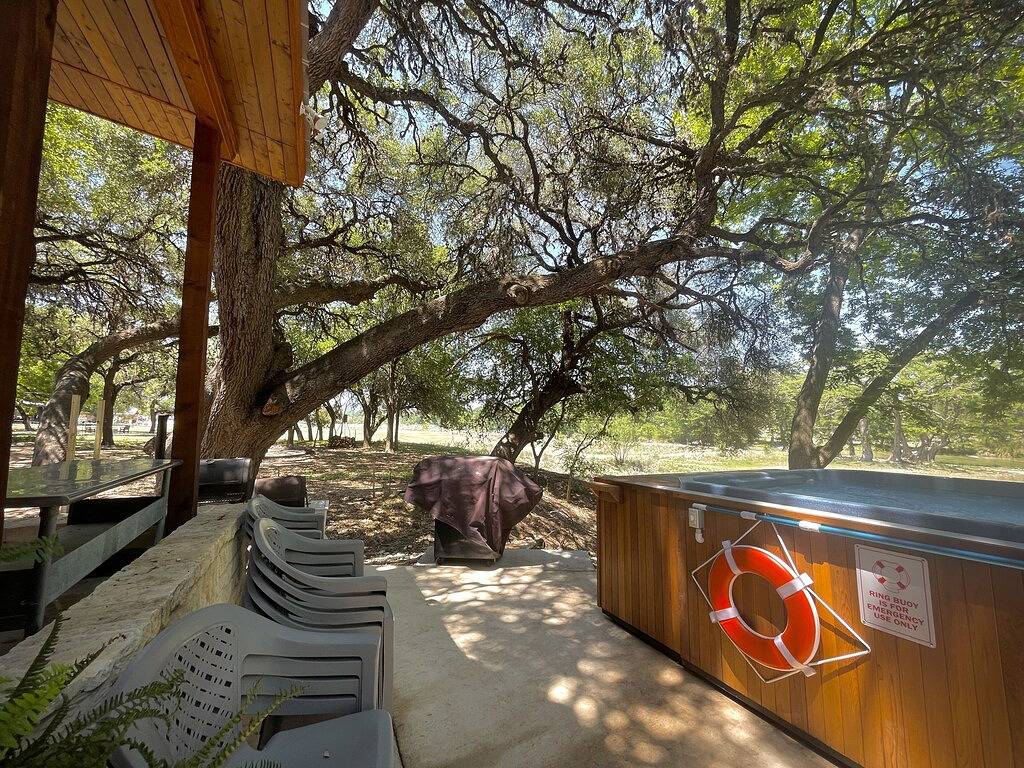 Porter's Tree Haus direkt am Flussufer in Concan, Uvalde County