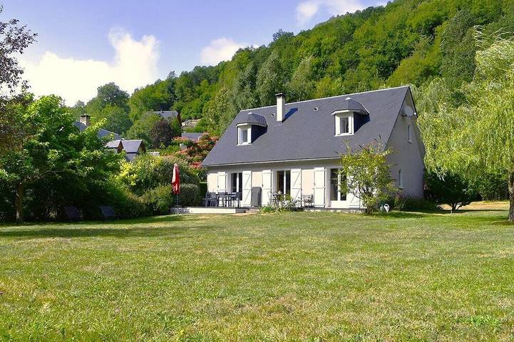 Location de vacances pour 8 personnes, avec piscine ainsi que jardin et sauna, animaux acceptés à Bordères-Louron