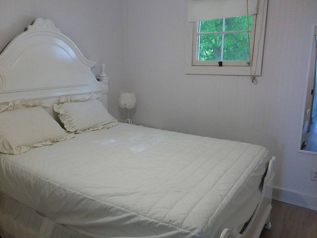 Waterfront, cozy, clean one bedroom, newly renovated cottage in Sauble Beach, Tobermory (Ontario)