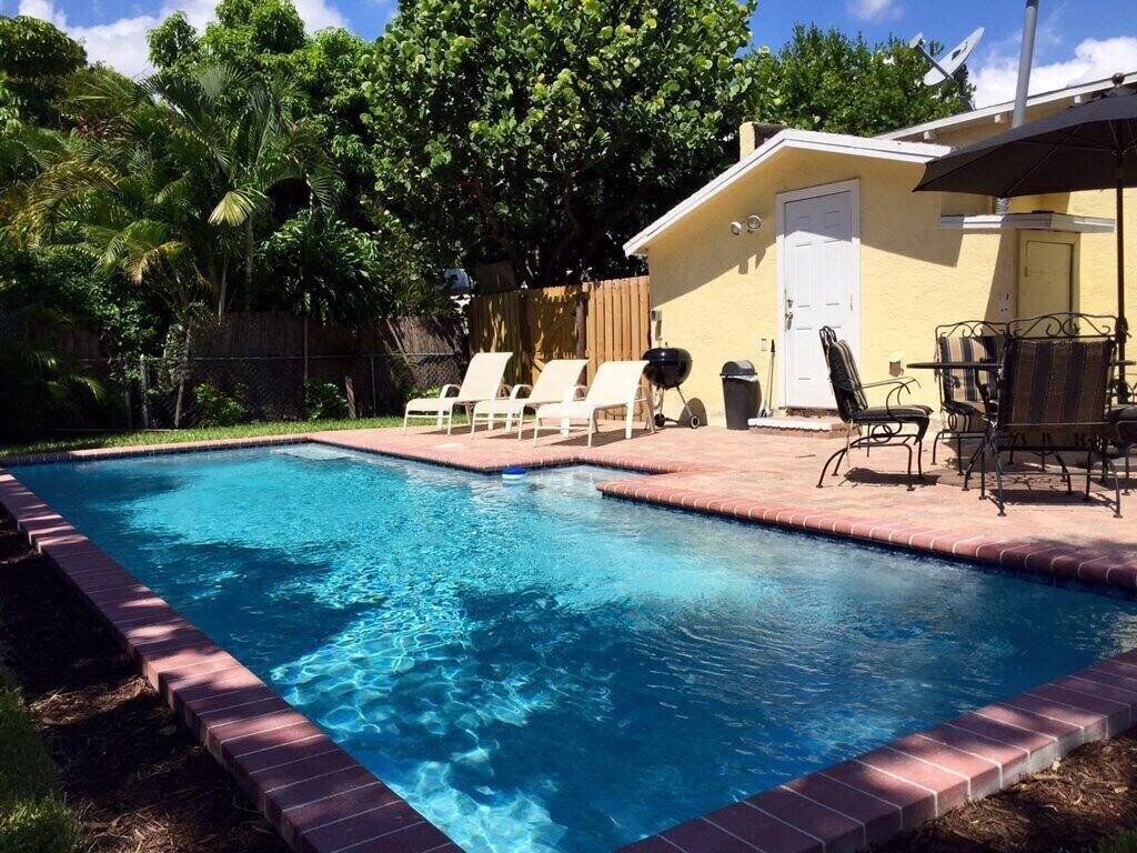 Schönes Ferienhaus mit privatem Pool nur wenige Minuten von der Innenstadt und dem Strand entfernt in West Palm Beach, Palm Beach County