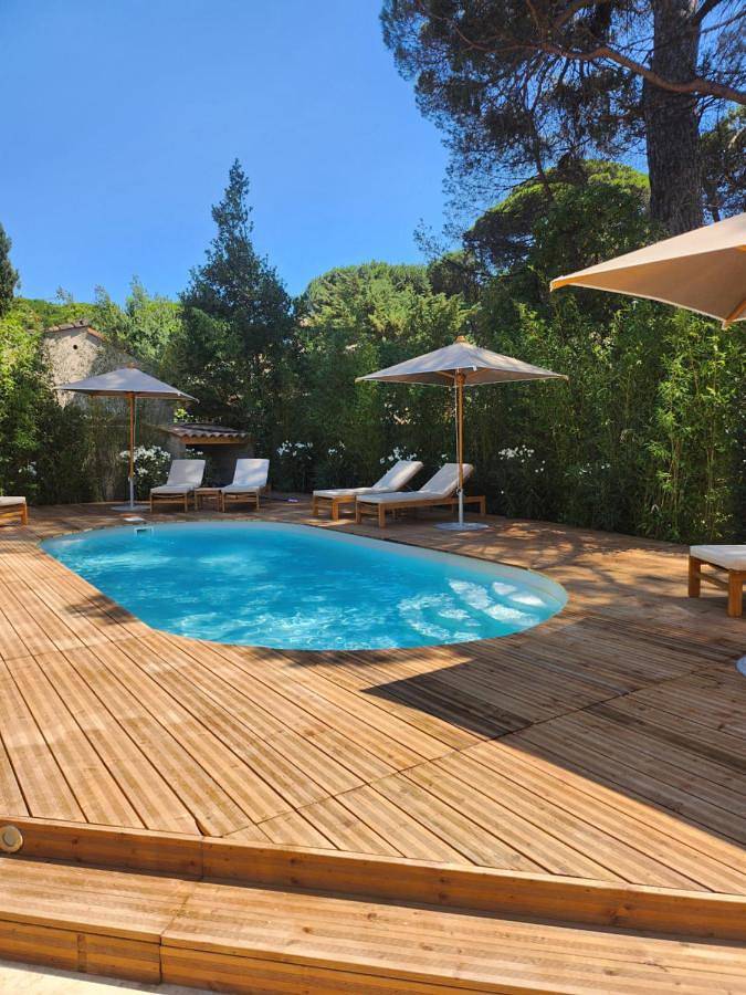Chambre d’hôte pour 18 personnes, avec jardin et balcon ainsi que vue et piscine à Gassin