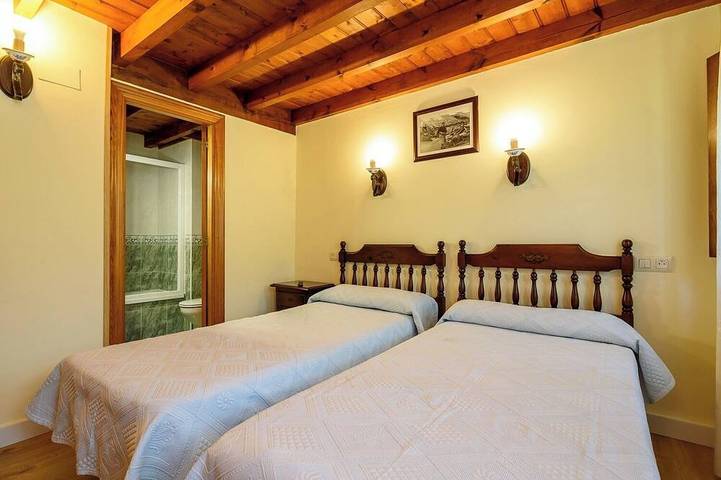 Ideal Para Descansar O Hacer Turismo Con La Familia Y Amigos. in Alles, Peñamellera Alta