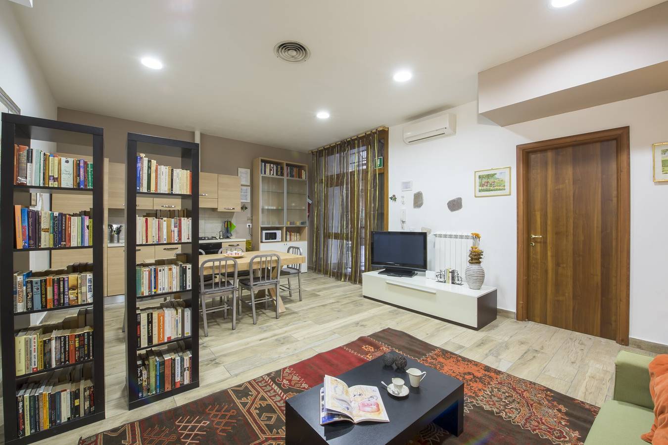 Großes, barrierefreies Ferienhaus für Familien & Gruppen am Kolosseum mit Concierge & Klimaanlage in Rom Zentrum, Rom