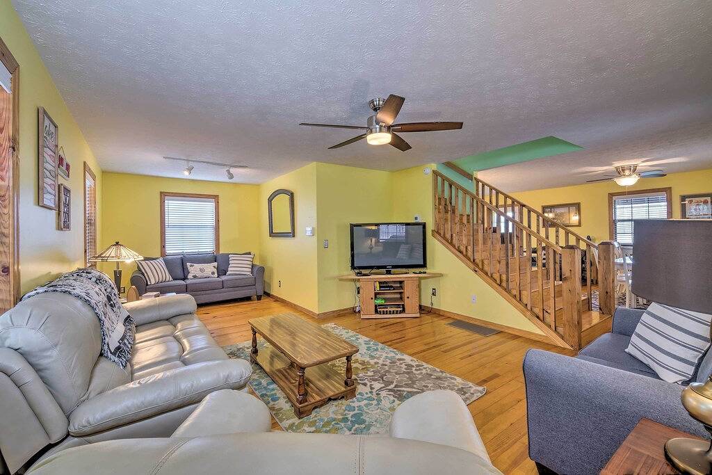 Lake House w/ Hot Tub + Fire Pit - 1 Mi to Marina! in Dale Hollow Lake