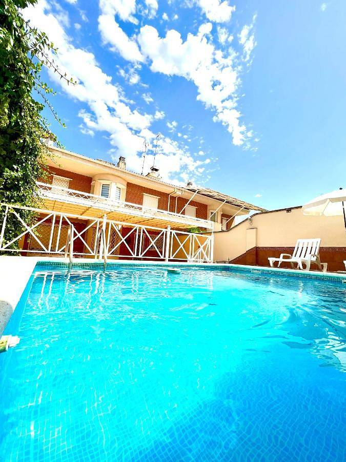 Location de vacances pour 6 personnes, avec terrasse et piscine à Linares - 2