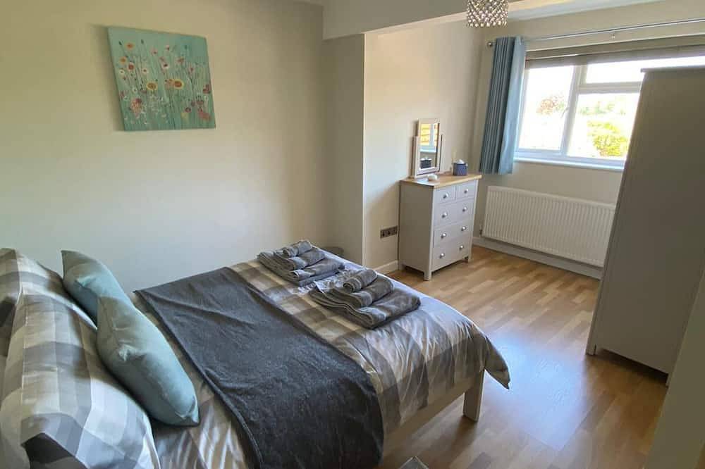 Cosy dog friendly self contained Annexe ,  near Cheltenham & Cotswolds in Badgeworth, Gloucestershire