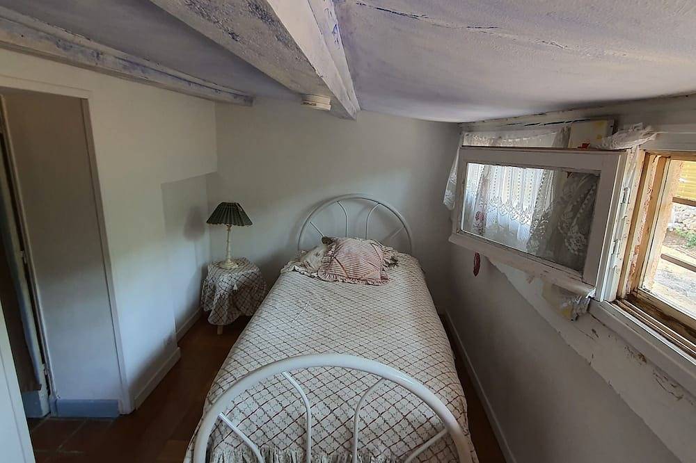 Quiet Provencal villa with character, 4000m2 fenced garden in Le Thoronet, Draguignan Region