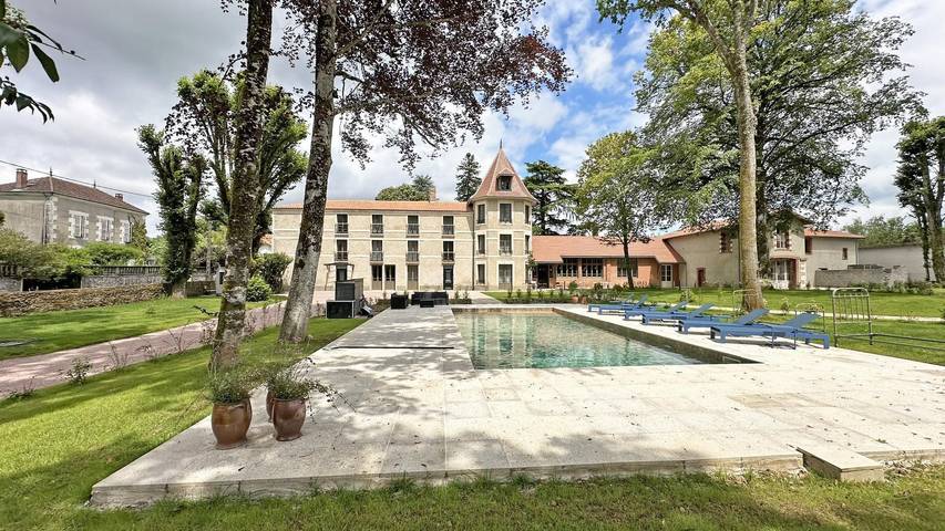 Gîte pour 4 personnes, avec Terrasse ainsi que Jardin et Piscine