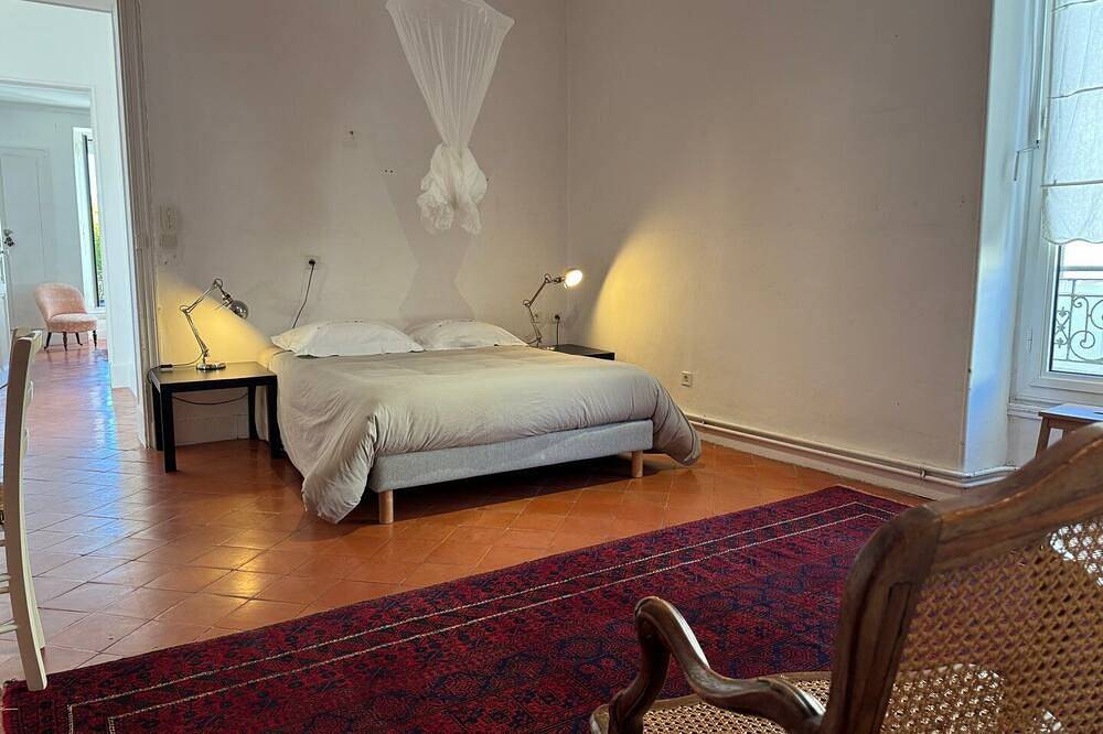 Le Clos de Posquières, wine-grower's house, pool in Vauvert, Nimes region