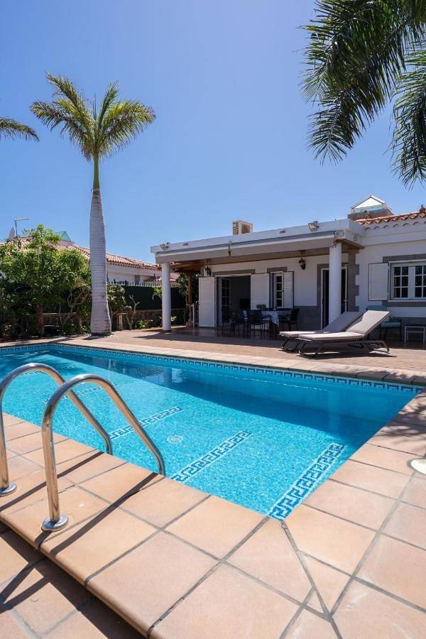 Casa de vacaciones para 8 personas, con vistas además de jardín y piscina - 1