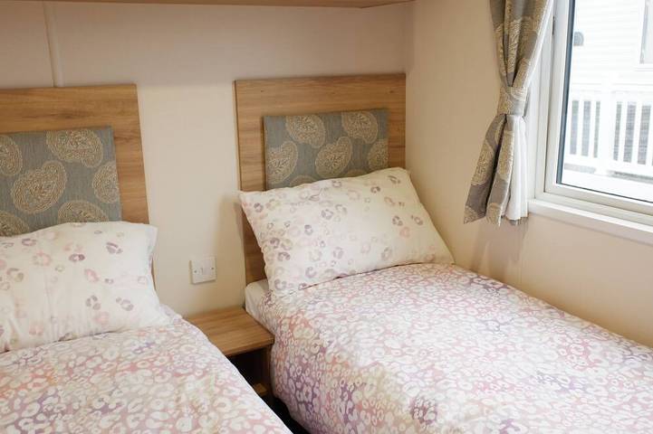 Excellent caravan 4 birth sleeps 6 Tranquil site in Mersea Island, Colchester