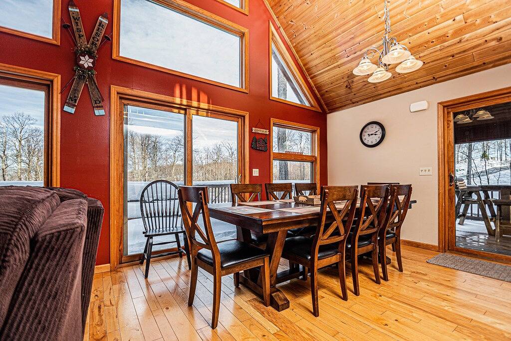 Marvelous 5 Bedroom Log Chalet w / Hot Tub in privaten Community! in McHenry, Deep Creek Lake