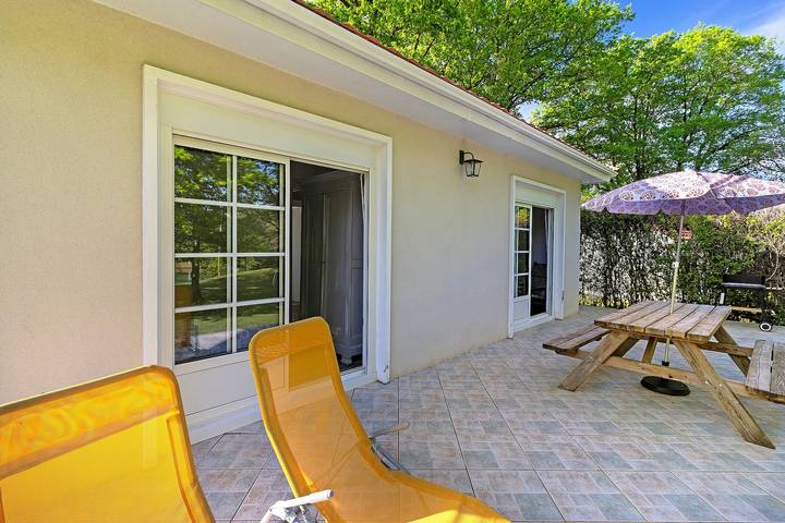 Entire apartment, Holiday Home “Domaine Du Grand Roc- Sitellle” with Lake View, Shared Pool & Wi-Fi in Saint-Saud-Lacoussière, Périgord-Limousin Regional Nature Park
