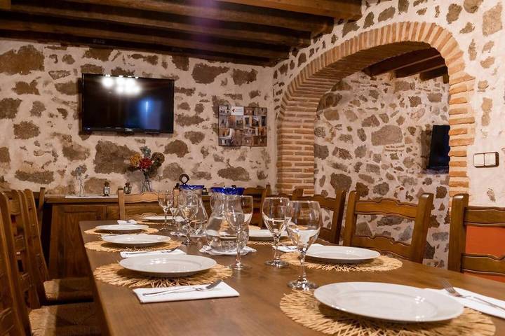 Casa rural para 12 personas, con jacuzzi además de piscina y jardín, Se admiten mascotas en Montes de Toledo - 2