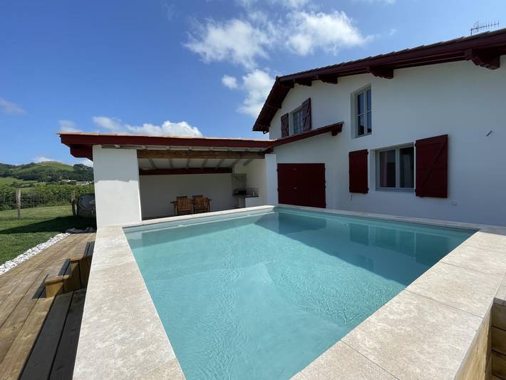 Gîte pour 4 personnes, avec Terrasse ainsi que Jardin et Piscine