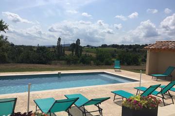 Location de vacances pour 8 personnes, avec jardin et terrasse, animaux acceptés à Bessas