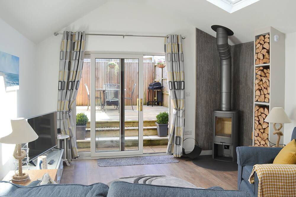 This ground floor apartment benefits from it’s own private decked area. in Padstow, Cornwall