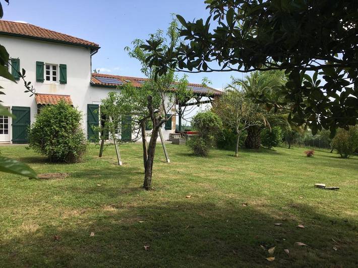 Location de vacances pour 4 personnes, avec Terrasse ainsi que Jardin et Vue dans Domezain-Berraute