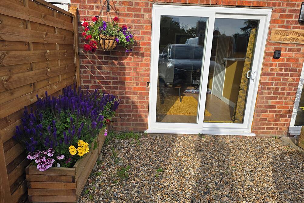 Fully Furnished annexe with a comfy living room, double bedroom and en-suite  in Suffolk