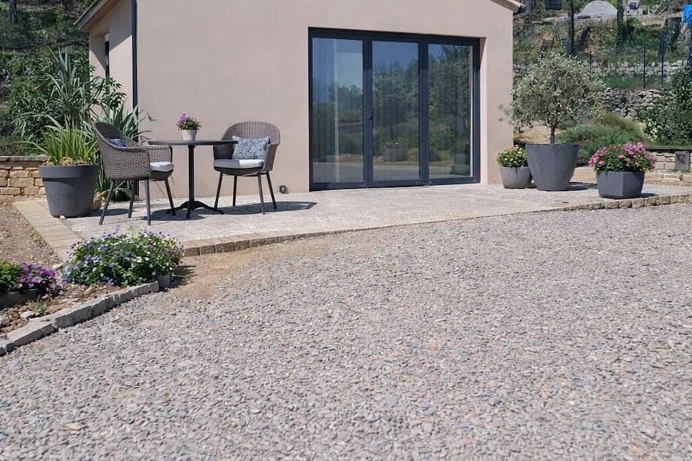 Large independent bedroom with bathroom in Luberon in Mirabeau, Regionaler Naturpark Luberon