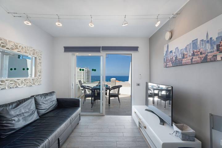 Entire studio, Vacation Studio 'Las Flores 407' with Sea View, Shared Pool and Wi-Fi in San Eugenio Alto, Adeje