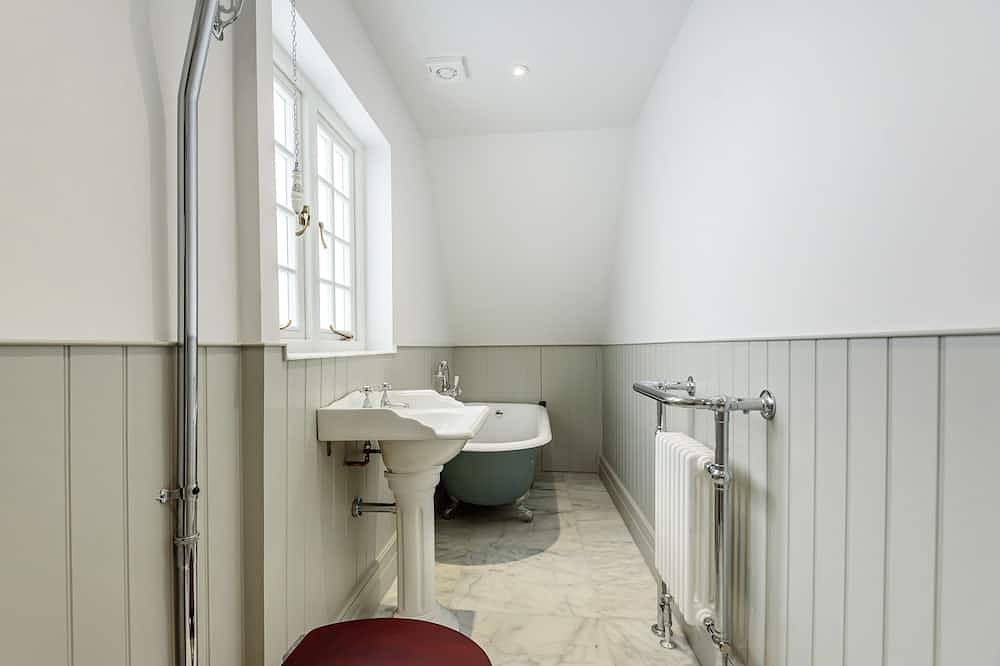 Ferienhaus-Luxus-Ensuite mit Dusche-Blick auf den Hof-Historic townhouse in Marlow, Chiltern Hills