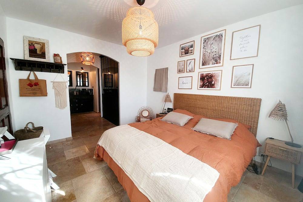 Luberon, Villa 6 People with Heated Pool, Pool House 1. 2 km from Pertuis in Pertuis, Parc naturel régional du Luberon