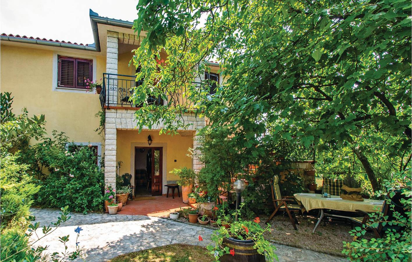 Cozy 71m² Apartment with Terrace & Parking, 1km from Semeln Restaurant in Nedešćina, Istria