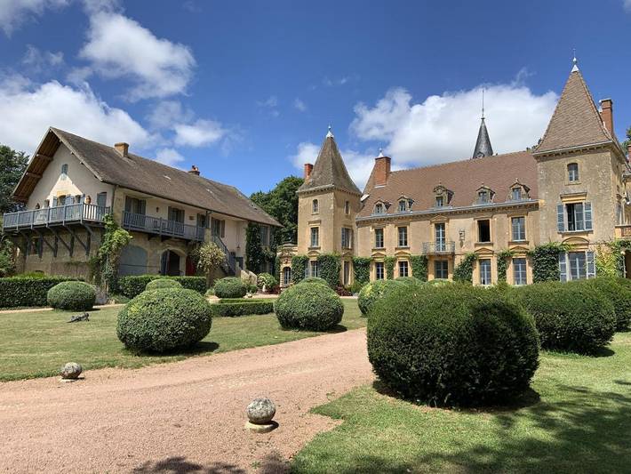Gîte pour 2 personnes, avec piscine et terrasse ainsi que jardin et vue à Saint-Julien-de-Civry