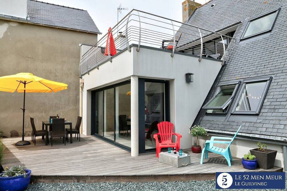 Entire apartment, Sea view, 40m from the beach and 300m from shops in Guilvinec, Quimper region