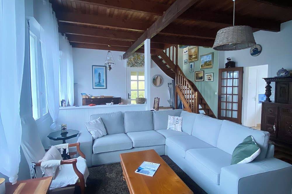 Seaside house, authentic Atlantic Brittany, close to beaches in Plozévet, Quimper region