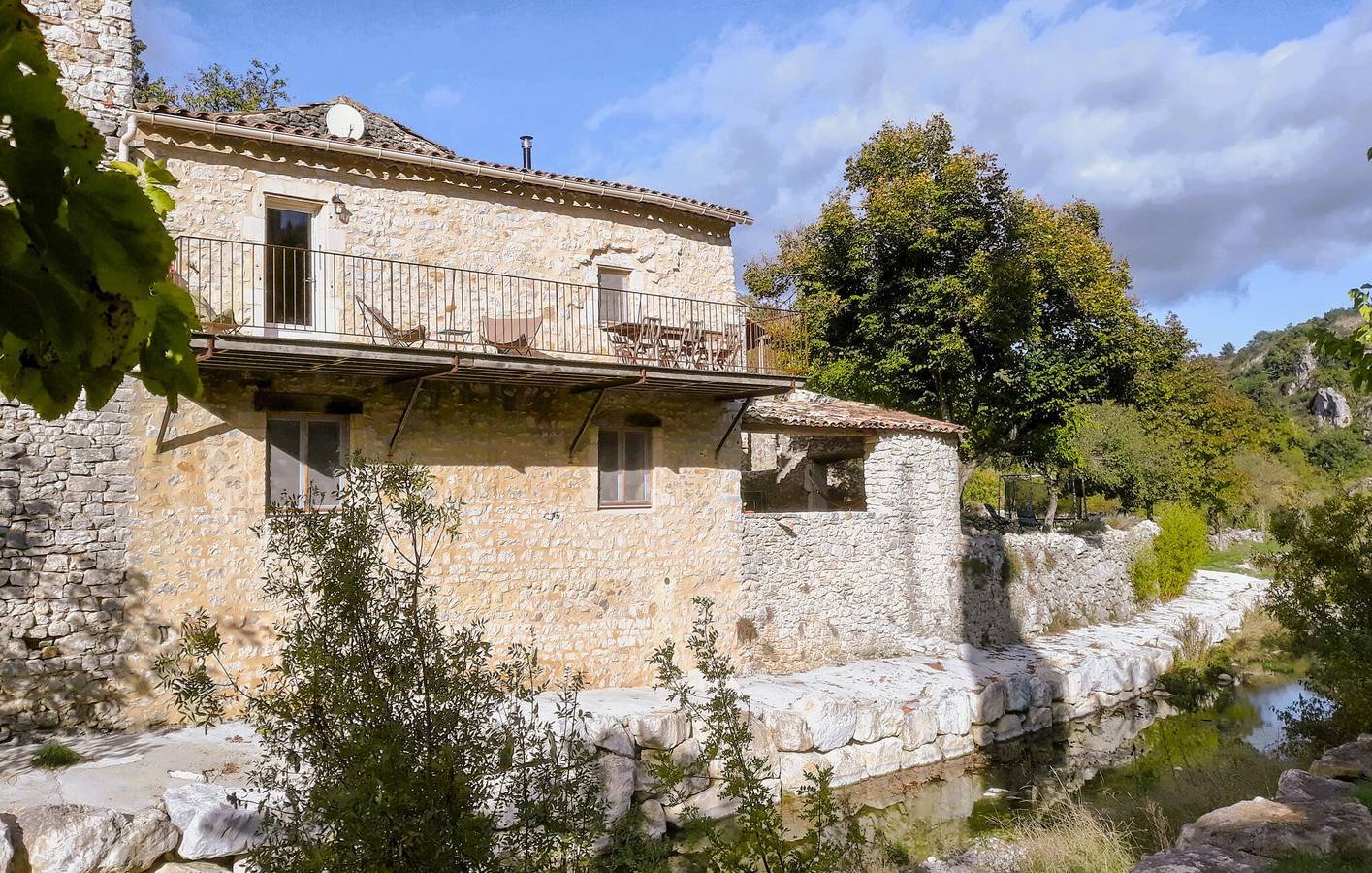 Appartement de luxe avec piscine, vue et WiFi in Gras, Privas