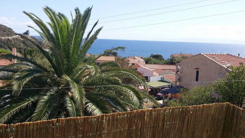 Appartamento per 6 persone, con giardino e panorama in Pomonte