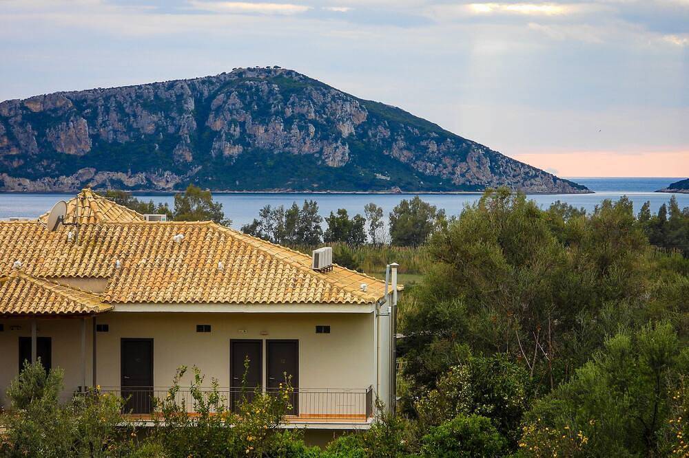 Ganze Wohnung, 5 minutes walk from beach cozy Studio w/ pool and views of Navarino Bay. in Messenien