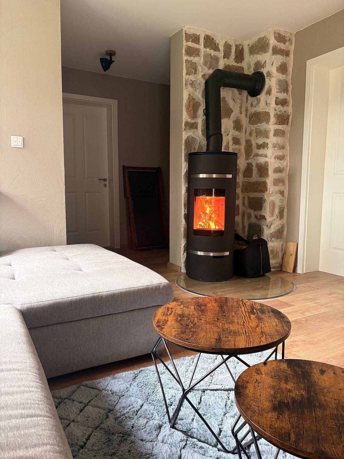 Ganze Wohnung, Apartment „In Helsa“ mit Bergblick, privater Terrasse und Wlan in Helsa, Hessisches Bergland